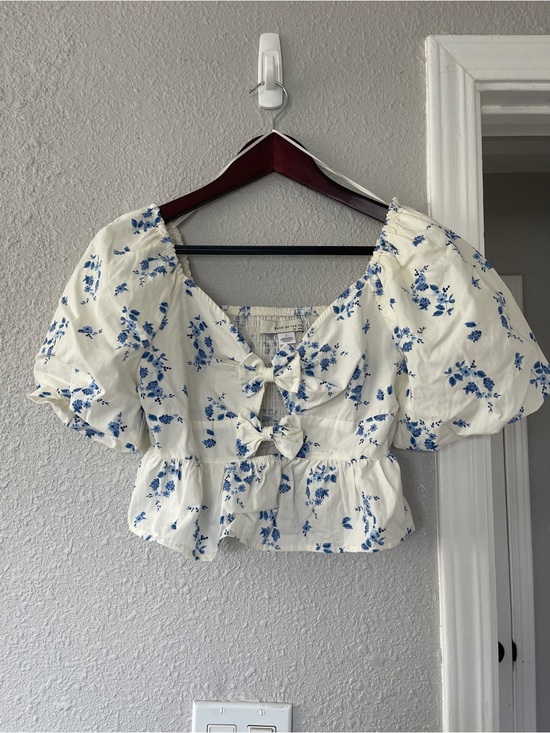 Band Of The Free Tops - Band of the Free Los Angeles Blue Floral Smocked Peplum Puff Sleeve Crop Top S